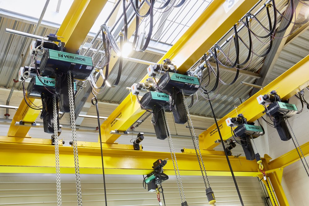 Three suspended cranes and six VERLINDE hoists in the injection mould maintenance workshop at PARKER HANNIFIN